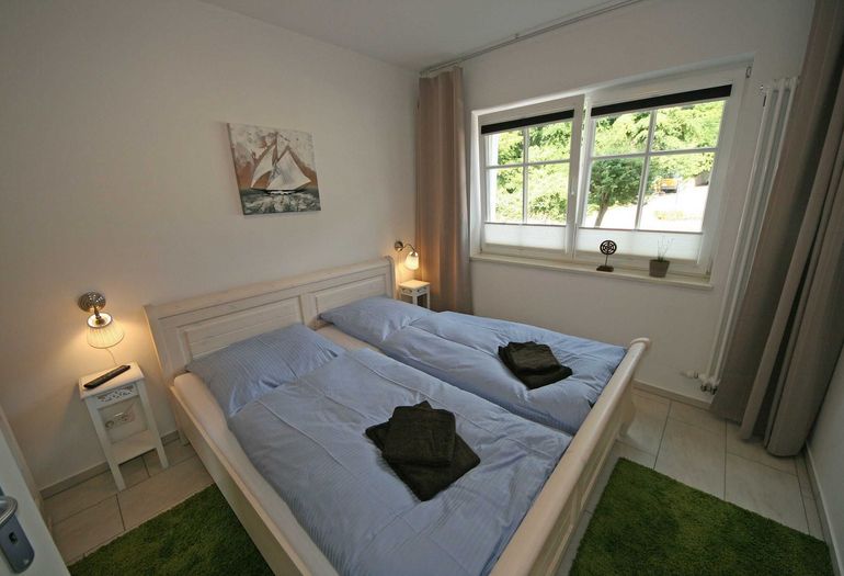 Schlafzimmer mit Doppelbett