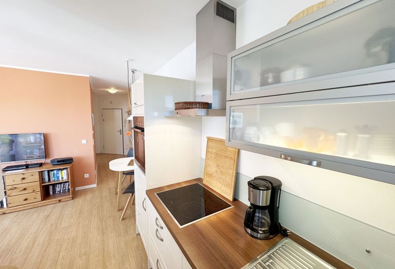 Küchenzeile mit diversen Küchenhelfern