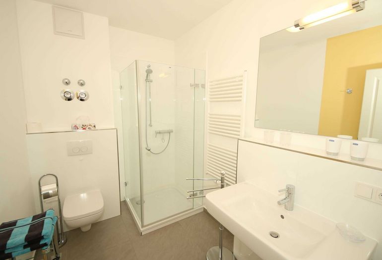 Badezimmer mit Dusche und WC Badezimmer mit Dusche und WC