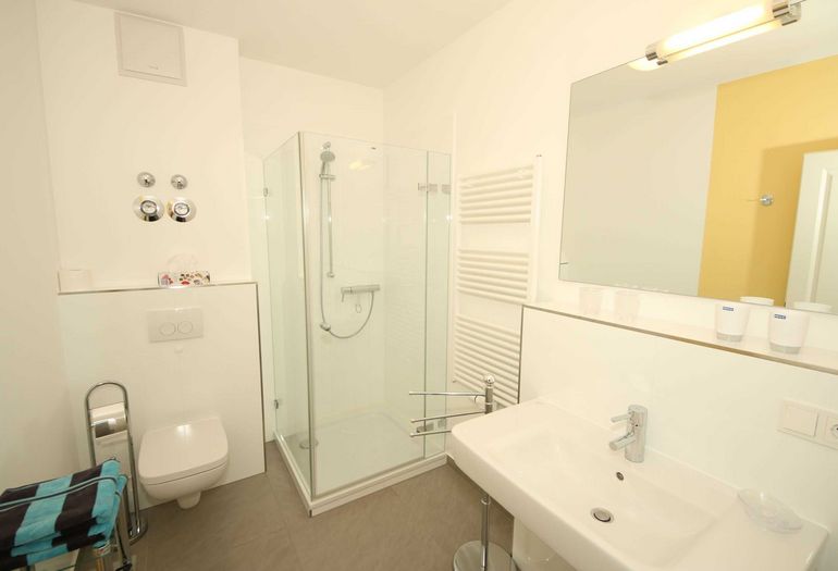 Badezimmer mit Dusche und WC Badezimmer mit Dusche und WC