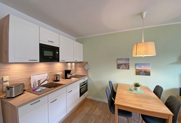 Küchenzeile mit Backofen