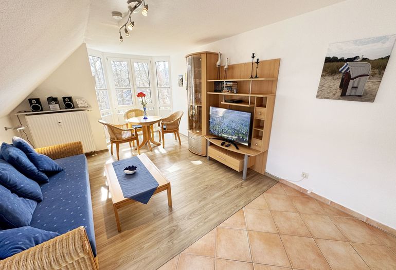 Blick von der Küchenzeile zum Wohnbereich Blick von der Küchenzeile zum Wohnbereich