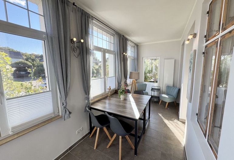 Essbereich mit Stühlen