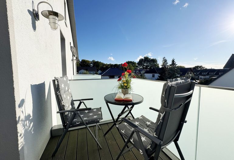 angrenzender bestuhlter Balkon mit Ausblick
