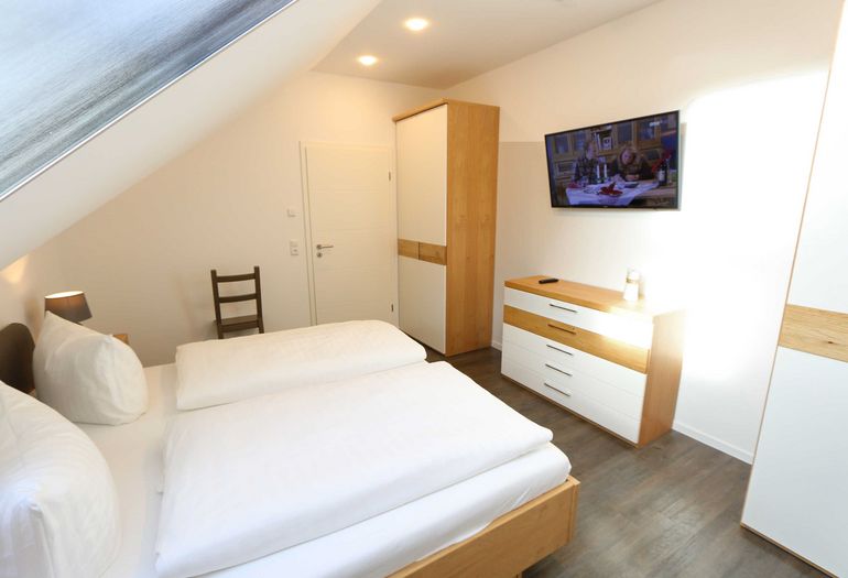 Schlafzimmer mit Doppelbett und TV Schlafzimmer mit Doppelbett und TV