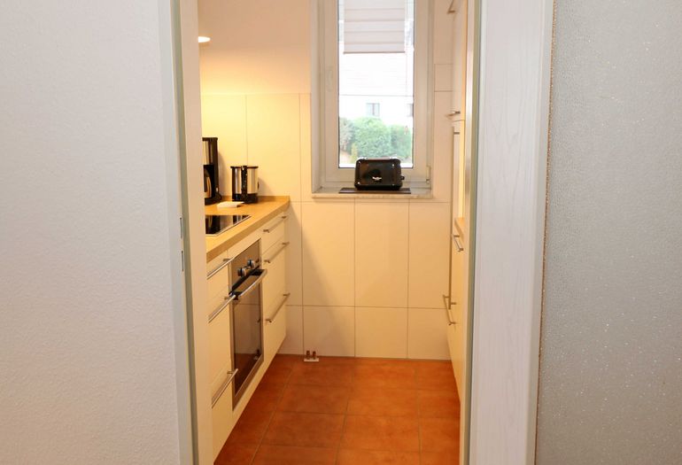 Küchenzeile mit Backofen