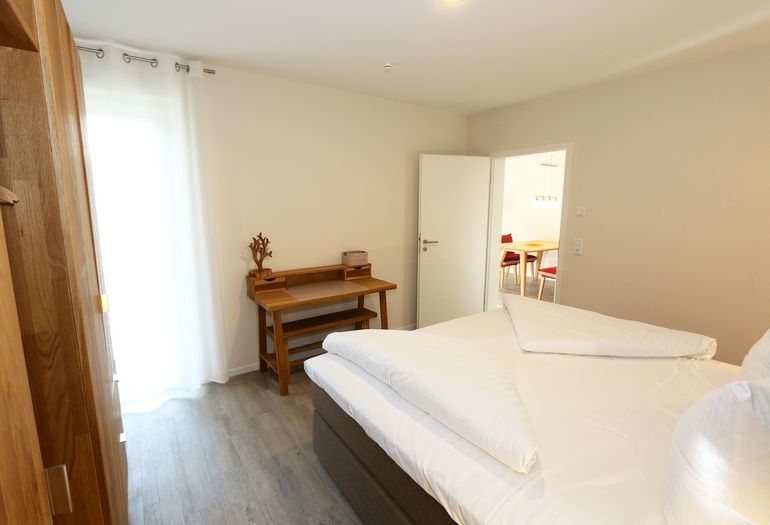 Schlafzimmer mit kleinem Schreibtisch