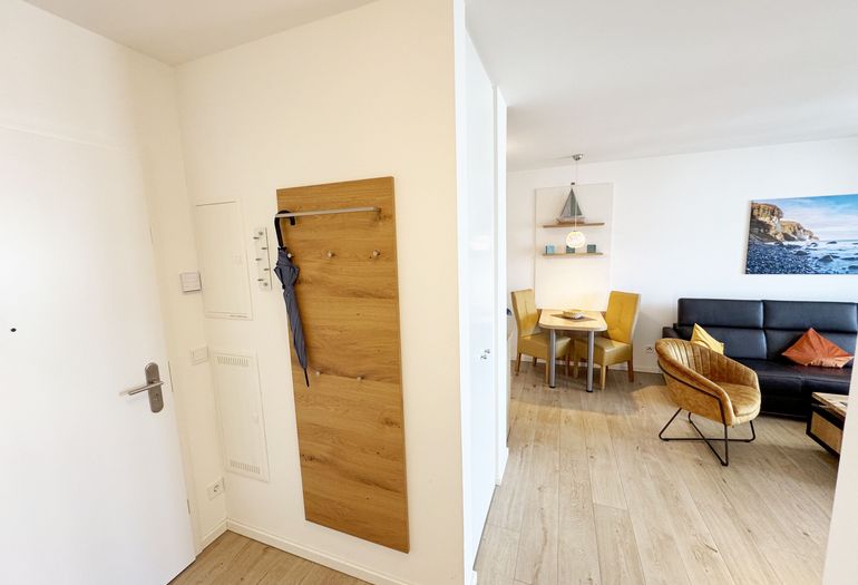 Flurbereich mit Garderobe und Blick in den Wohnbereich