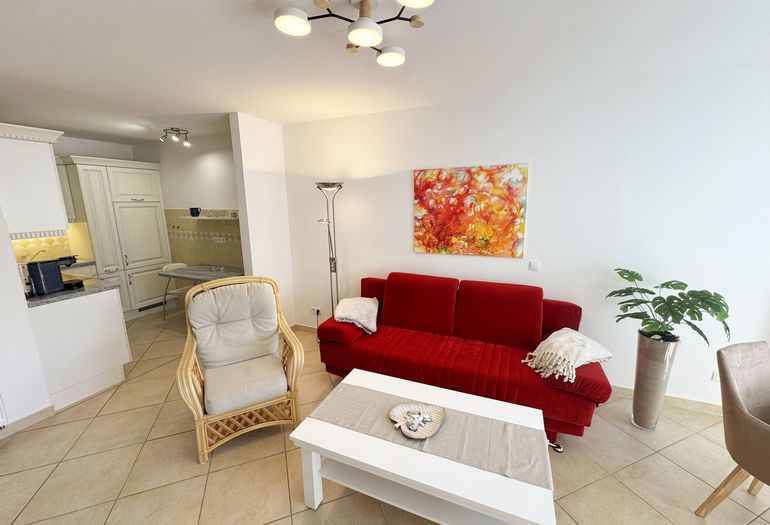 Wohnbereich mit Couch und Sessel