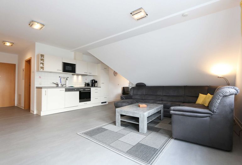 Wohnzimmer mit Blick zur Küchenzeile Wohnzimmer mit Blick zur Küchenzeile