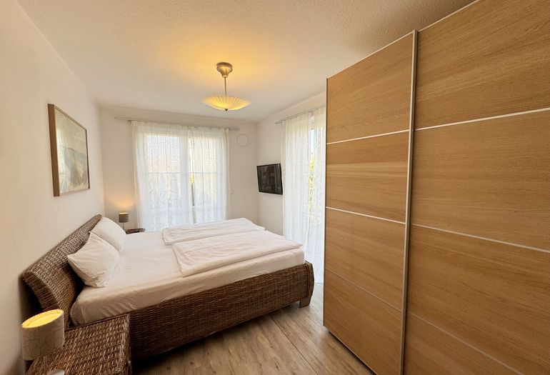 Schlafzimmer mit Doppelbett mit Doppelbett und Kleiderschrank Schlafzimmer mit Doppelbett mit Doppelbett und Kleiderschrank