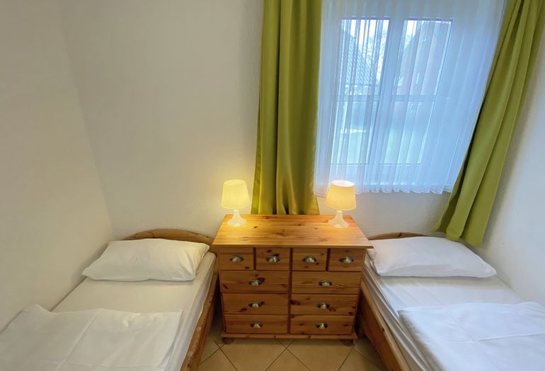 2. Schlafzimmer mit kleiner Kommode