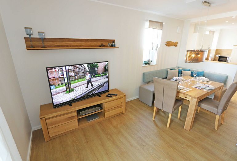 moderner Fernseher im Wohnzimmer