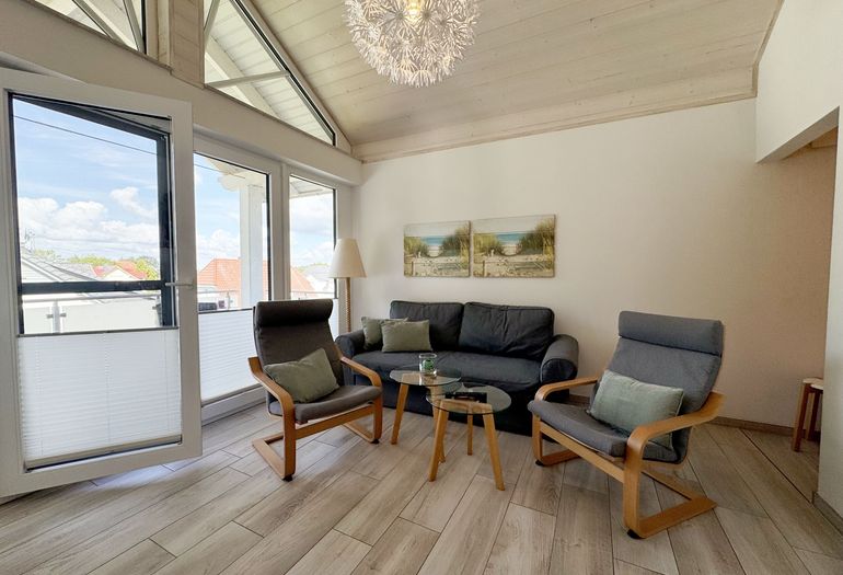 gemütliches Wohnzimmer mit Couch