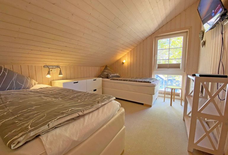 2. Schlafzimmer mit TV