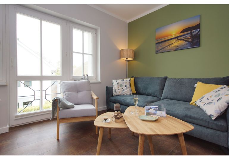 Wohnzimmer mit gemütlicher Couch