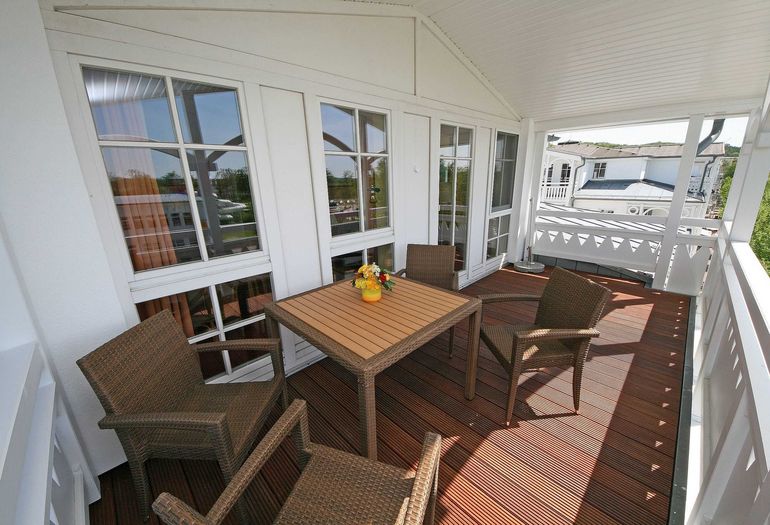 bestuhlter Balkon