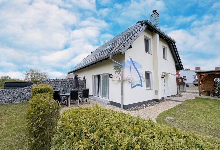 Außenbereich mit Abstellmöglichkeit für Fahrräder