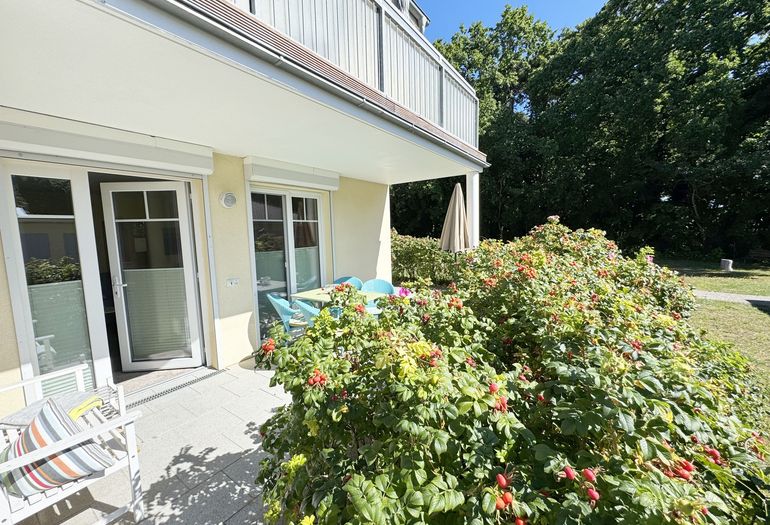 bestuhlte und überdachte Terrasse mit zwei Liegen bestuhlte und überdachte Terrasse mit zwei Liegen