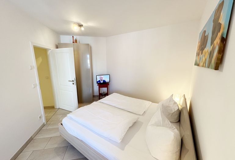 1.Schlafzimmer mit Doppelbett mit LCD-TV