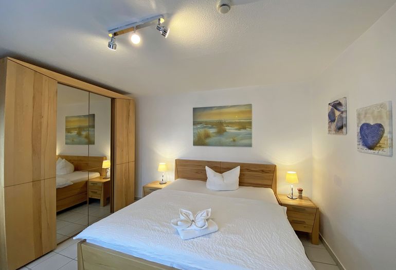 Schlafzimmer mit Doppelbett und ein Einzelbett