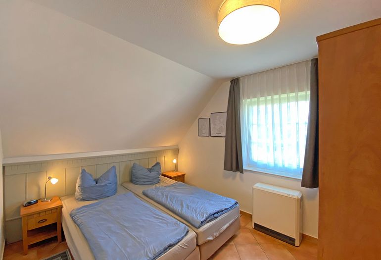 Schlafzimmer mit Doppelbett