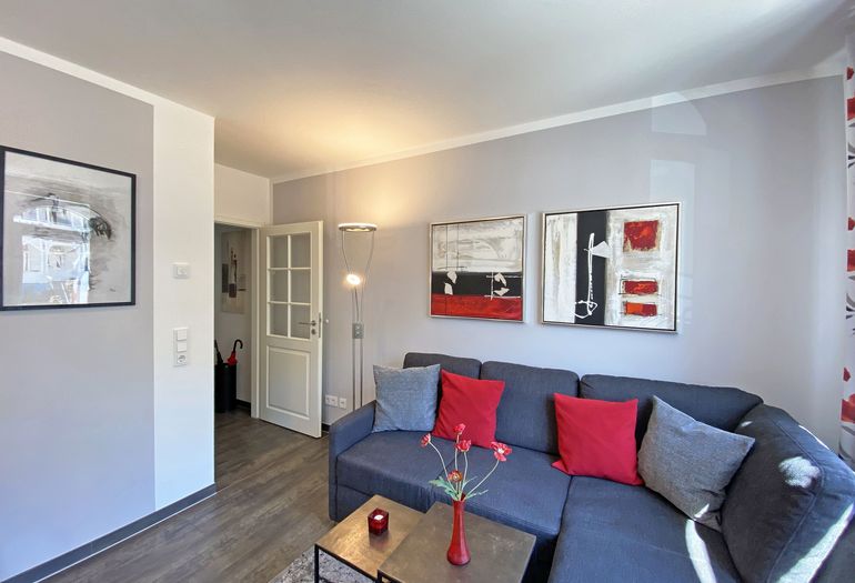 Wohnzimmer mit gemütlicher Couch