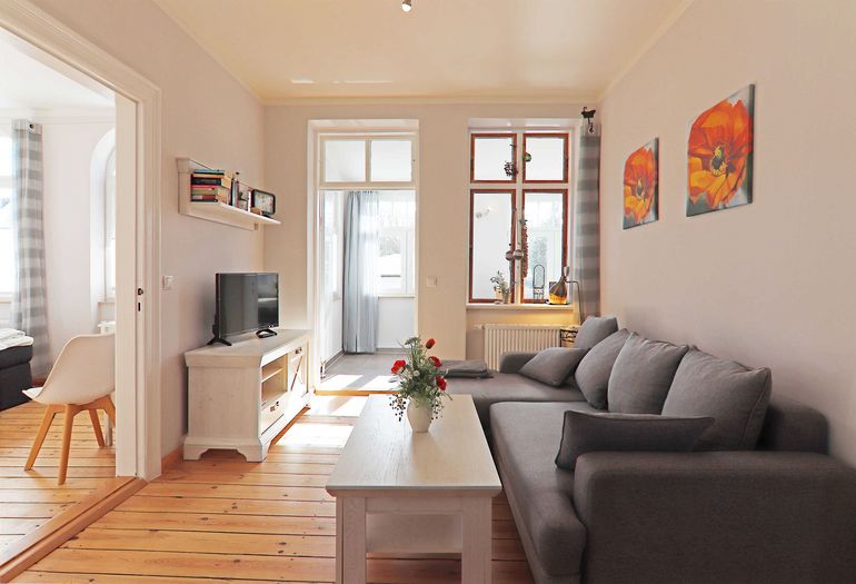 Wohnzimmer mit Couch und TV