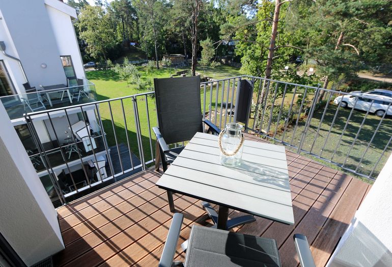 bestuhlter Balkon in ruhiger Lage