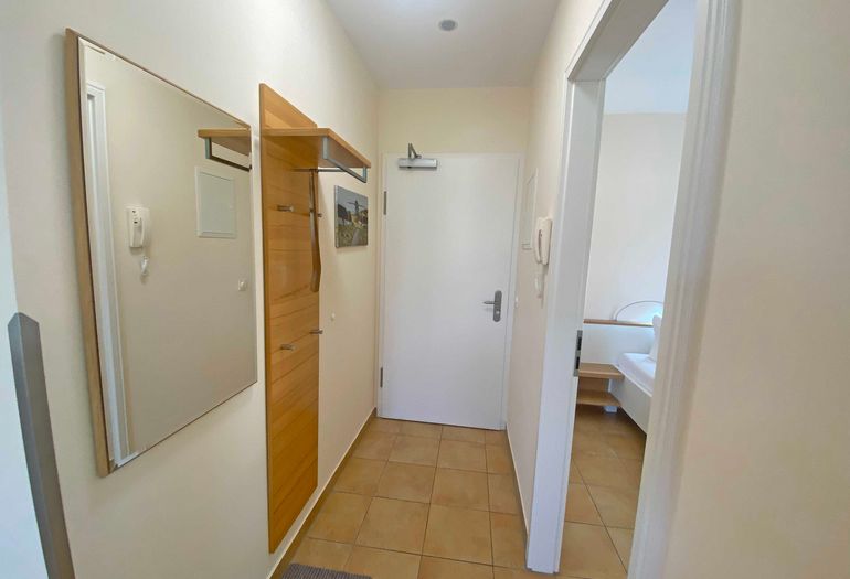 kleiner Flur mit Spiegel kleiner Flur mit Spiegel