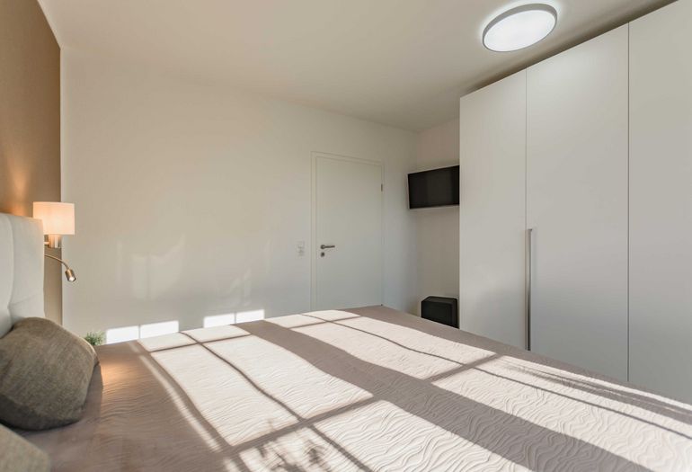 Schlafzimmer mit Kleiderschrank