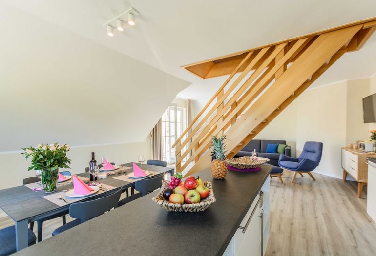 Küchenzeile mit Blick ins Wohnzimmer