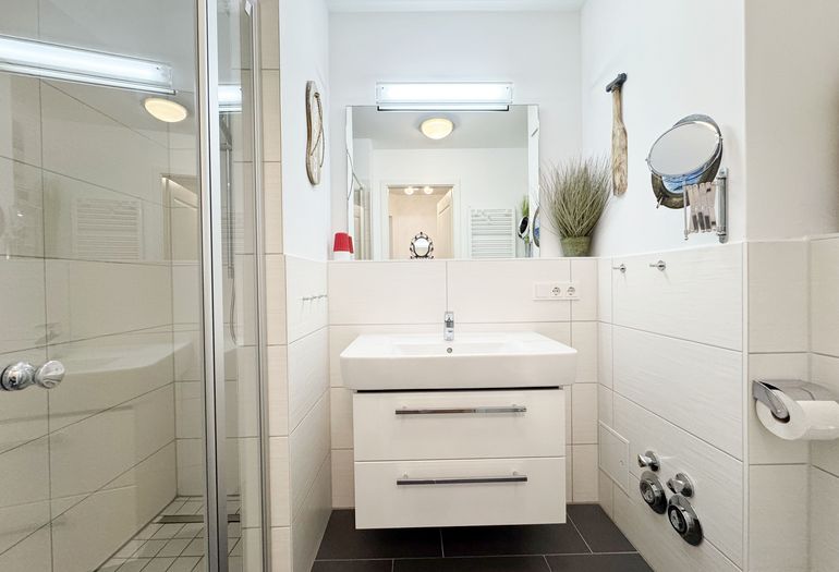 innenliegendes Badezimmer mit Waschbecken innenliegendes Badezimmer mit Waschbecken