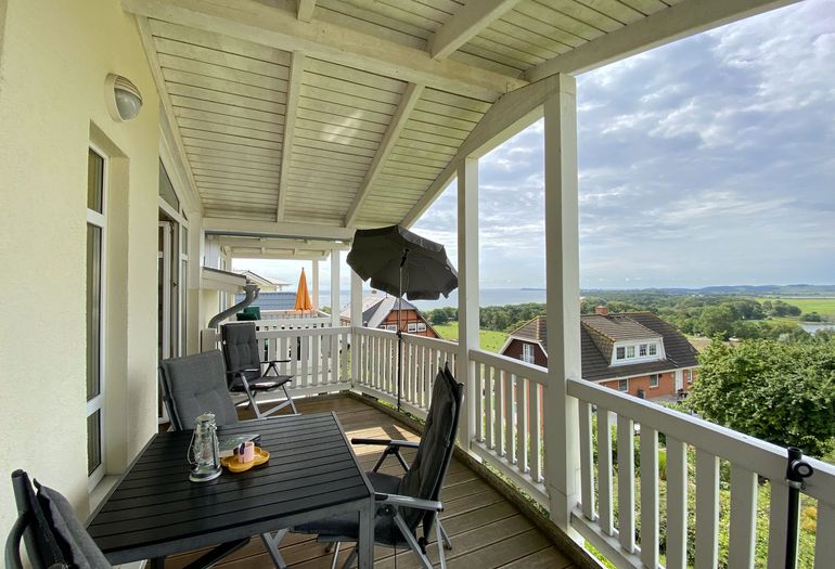 bestuhlter Balkon mit Blick zum Bodden