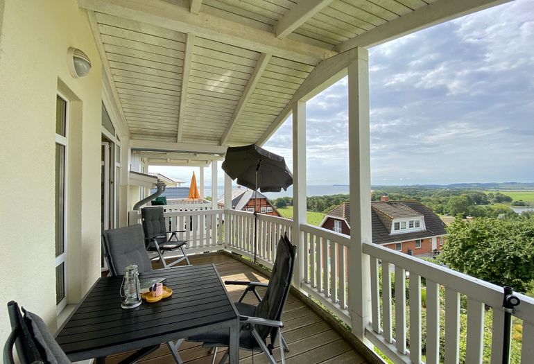 bestuhlter Balkon mit Blick zum Bodden