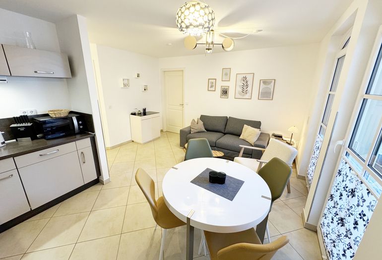 Essbereich mit Küchenzeile und gemütlicher Couch