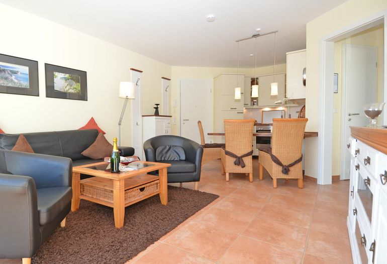 Wohnbereich mit angrenzender Küchenzeile