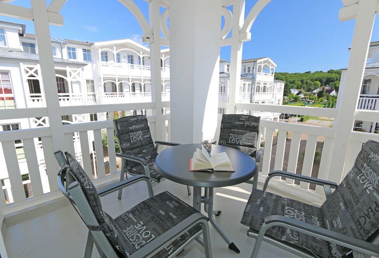 Bestuhlter Balkon mit Blick in die Ferienanlage Seepark Bestuhlter Balkon mit Blick in die Ferienanlage Seepark