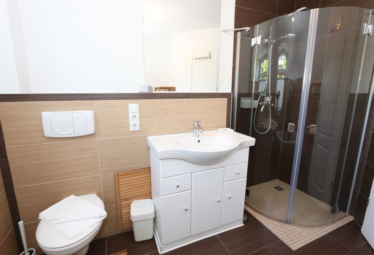 Badezimmer mit Dusche