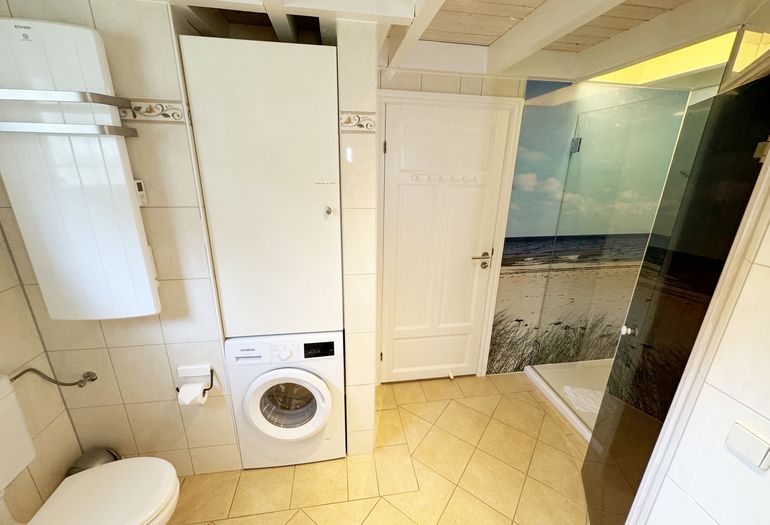 Badezimmer mit Waschmaschine