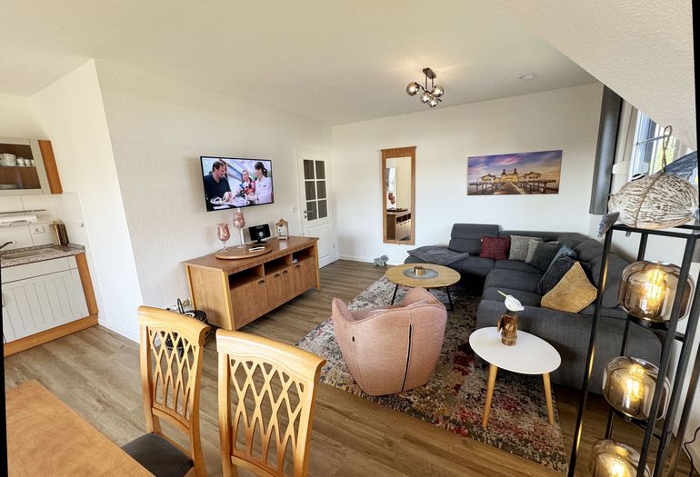 Esstisch und Blick auf den Couchbereich der Ferienwohnung