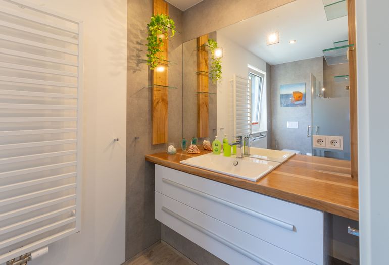 Badezimmer mit Waschbecken Badezimmer mit Waschbecken
