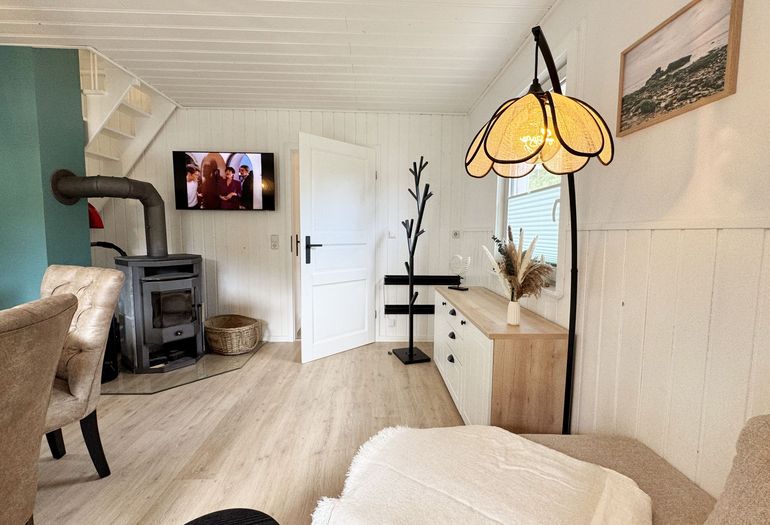 gemütlicher Wohnbereich mit Tv und Kamin
