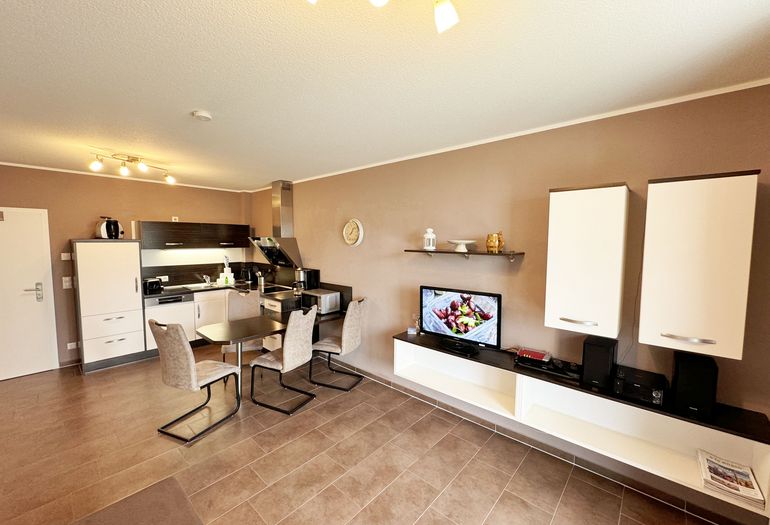 Wohnbereich mit Blick zur Küchenzeile Wohnbereich mit Blick zur Küchenzeile