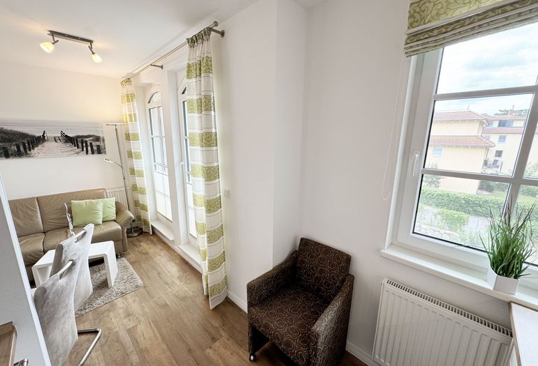 gemütlicher Wohnbereich mit Couch und Sessel gemütlicher Wohnbereich mit Couch und Sessel