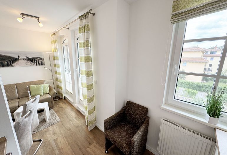 gemütlicher Wohnbereich mit Couch und Sessel gemütlicher Wohnbereich mit Couch und Sessel