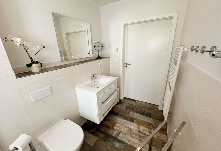 Duschbad mit WC und Waschtisch