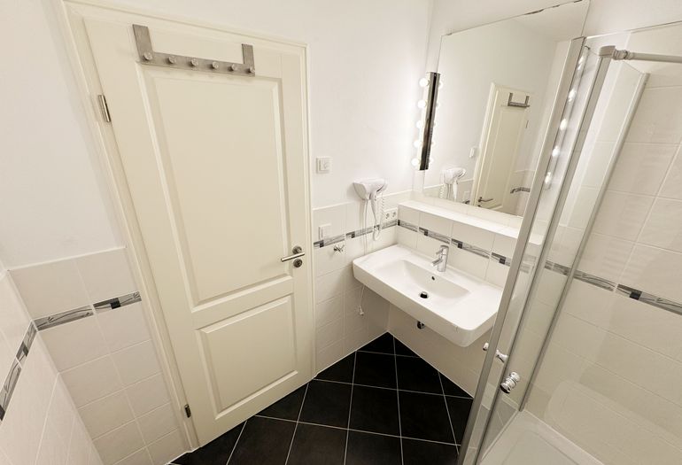 Badezimmer mit Waschplatz