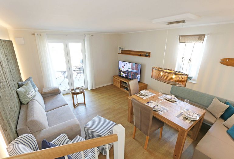 Wohnbereich mit Esstisch und Couch Wohnbereich mit Esstisch und Couch