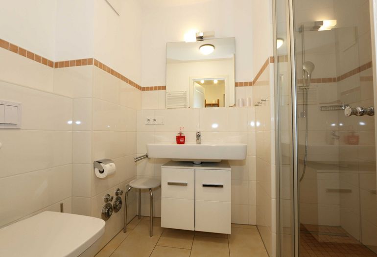 Badezimmer mit WC und Waschbecken